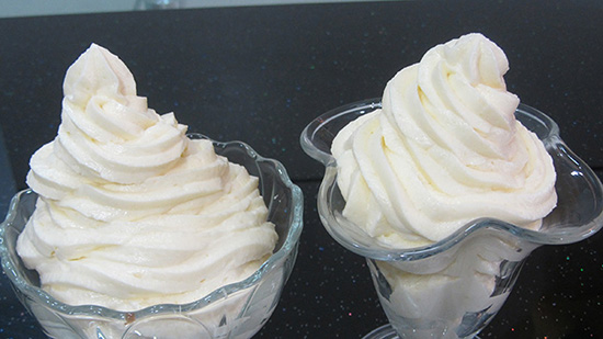 Kem tươi là món ăn ưa thích trong mùa hè, với thời tiết nắng nóng mà có được cốc kem tươi mát lịm thì còn gì bằng.