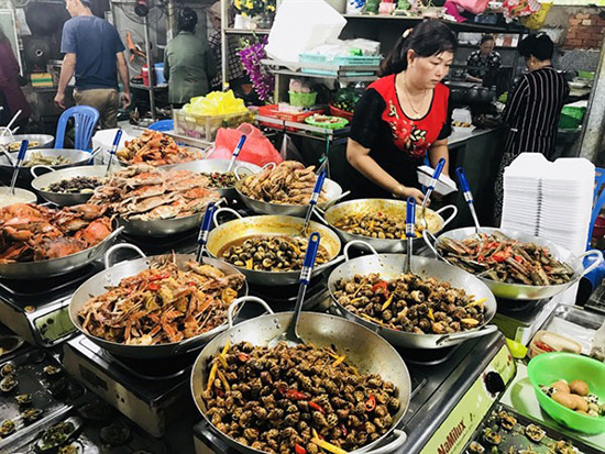 Chợ Hàng Dương nổi tiếng là nơi bán đồ hải sản tươi ngon giá rẻ mà ai đi đến Cần Giờ cũng đều phải thử tới trải nghiệm một lần.