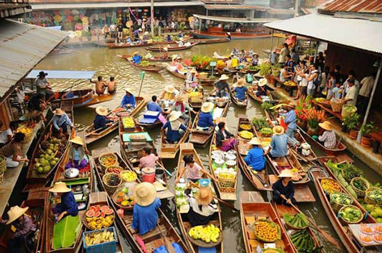 Chợ nổi Damnoen Saduak là một trong những khu chợ nổi lâu đời, nổi tiếng và lớn nhất Thái Lan.