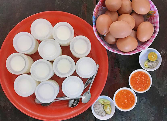 Khi đến nơi đây, quí khách đừng quên thưởng thức món trứng gà lòng đào và yaourt nổi tiếng Vũng Tàu nhé!