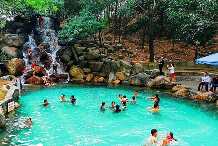Hệ thống hồ bơi hiện đại thu hút rất nhiều du khách khi đến Thủy Châu.