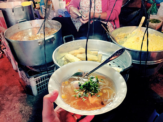 Dạo chơi chợ đêm Đà Lạt, bạn đừng quên nghỉ chân, xì xụp cốc súp cua nóng hổi, thơm ngậy. 