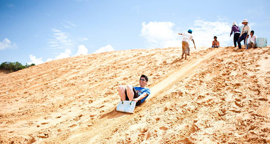 Sảng khoái với trải nghiệm trượt cát ở Mũi Né.