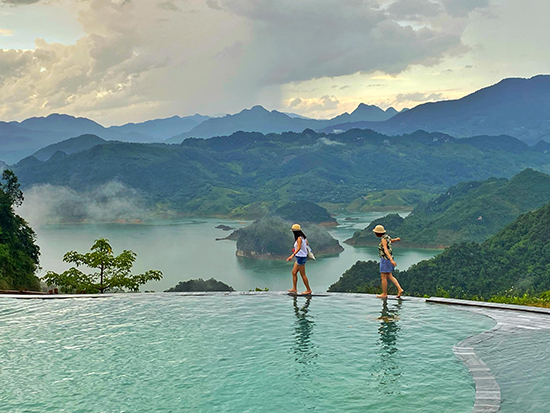 Bể bơi vô cực làm nên thương hiệu của Bakhan Resort Hòa Bình được thiết kế tràn bờ với tầm nhìn hướng thẳng ra khung cảnh thơ mộng của hồ Hòa Bình.