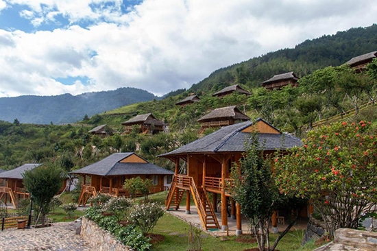 Le Champ Tú Lệ Resort là khu nghỉ dưỡng cao cấp trên núi có mặt sớm nhất tại Yên Bái, được xây dựng trong một khuôn viên rộng lớn.