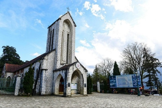 Nhà thờ đá nằm ở trung tâm thị trấn Sapa