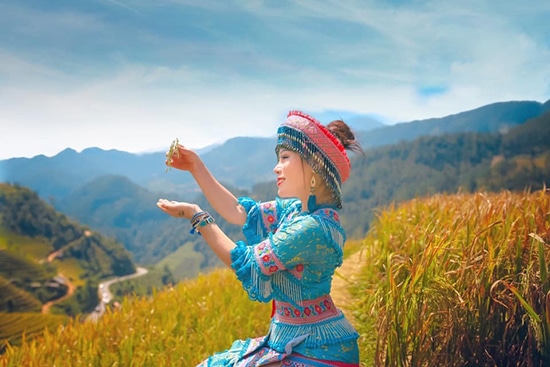Để có những bức ảnh tuyệt vời bạn có thể thuê những bộ trang phục dân tộc đặc trưng tại đây như Mông, Thái,...