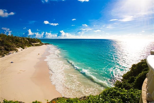 Bãi biển Hạc (Crane Beach) là một bãi biển đẹp như tranh vẽ nằm trong vịnh ở rìa đông nam của quận cực đông của Barbados St. Philip. 