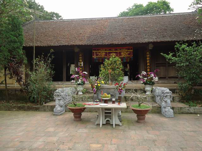 Đền thờ Phùng Hưng được lập ở nhiều nơi nhưng đền ở làng Đường Lâm là ngôi đền có quy mô lớn nhất với kiến trúc độc đáo nhất.