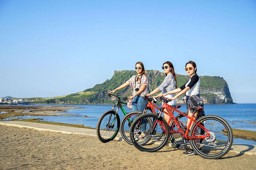 Du khách trải nghiệm đạp xe tại đảo JeJu