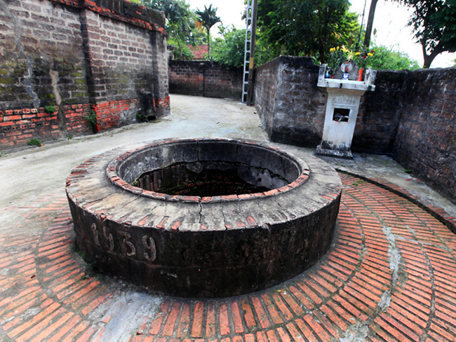 Ngoài các ngôi nhà cổ, làng Đường Lâm (Sơn Tây, Hà Nội) còn có nhiều giếng nước với lịch sử lâu đời.