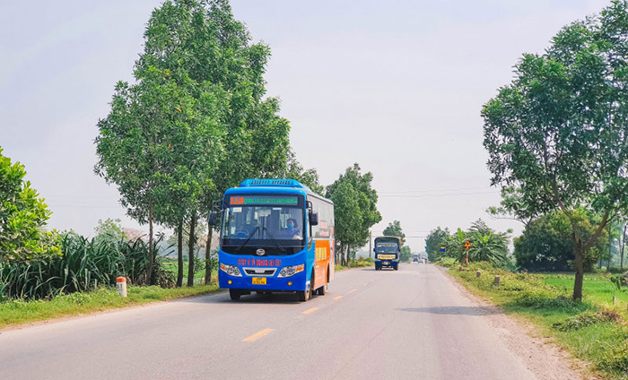 Đến làng cổ Đường Lâm một cách thuận lợi nhất chính là sử dụng xe buýt.