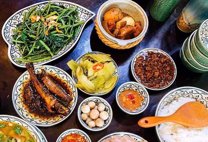 Bếp của Ngoại - Chuỗi các quán cơm gia đình tại Đà Nẵng, nơi mang đến cho bạn những bữa cơm đậm chất miền Trung gần gũi như chính bữa cơm gia đình.