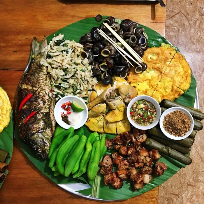 Khay đồ ăn với đầy đủ món ăn đặc trưng Tây Bắc của nhà hàng Minh Thơ