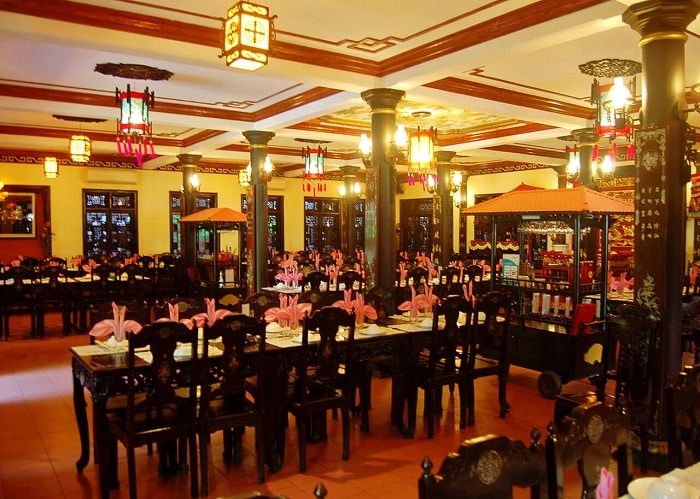 Không gian đầm ấm bên trong nhà hàng Cung Đình Huế 