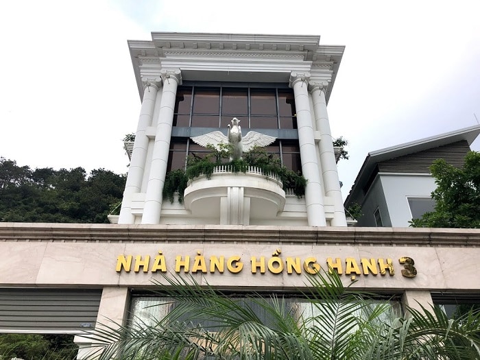 Tòa nhà trắng nổi bật của nhà hàng Hồng Hạnh 