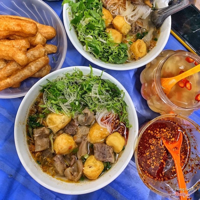 Bún riêu cô Đào nổi tiếng tại chợ Long Biên