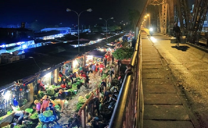Chợ Long Biên nằm ở khu vực dưới gầm cầu Long Biên