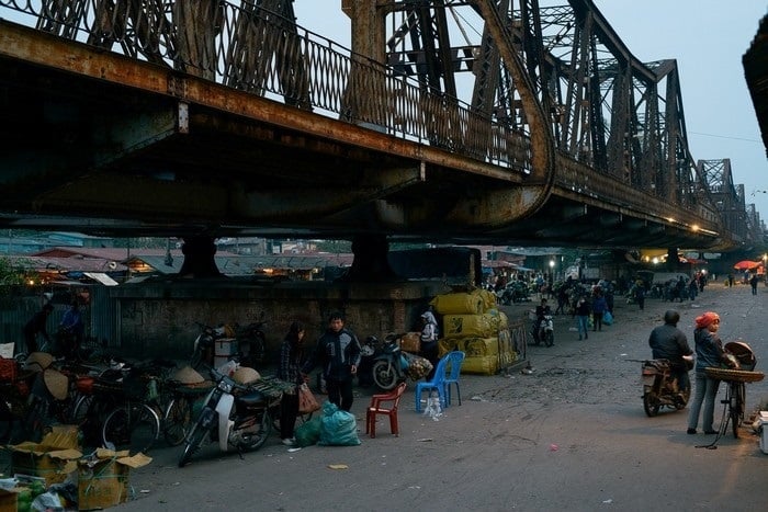 Một hình ảnh chợ Long Biên khi trời tờ sáng