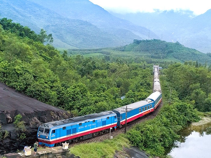 Mọi người có thể lựa chọn cách di chuyển khi du lịch Quảng Trị bằng phương tiện tàu hỏa.