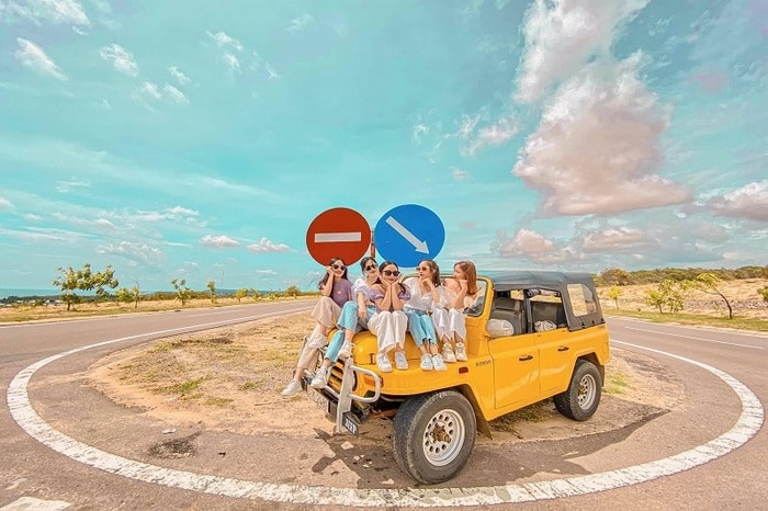 Du khách nên thuê xe jeep để trải nghiệm khi du lịch Mũi Né