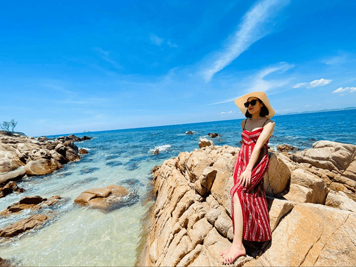 Ghềnh Ráng Tiên Sa là một trong những điểm đến hấp dẫn nhất Quy Nhơn và đang thu hút nhiều du khách nhờ khung cảnh thơ mộng, có biển, có đồi.