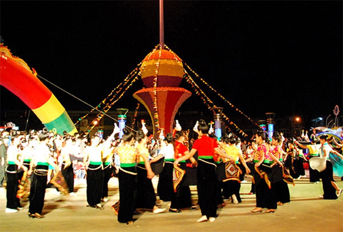 Nét văn hóa đặc trưng của đồng bào dân tộc Thái Mù Cang Chải thể hiện rõ nhất qua điệu múa xòe truyền thống