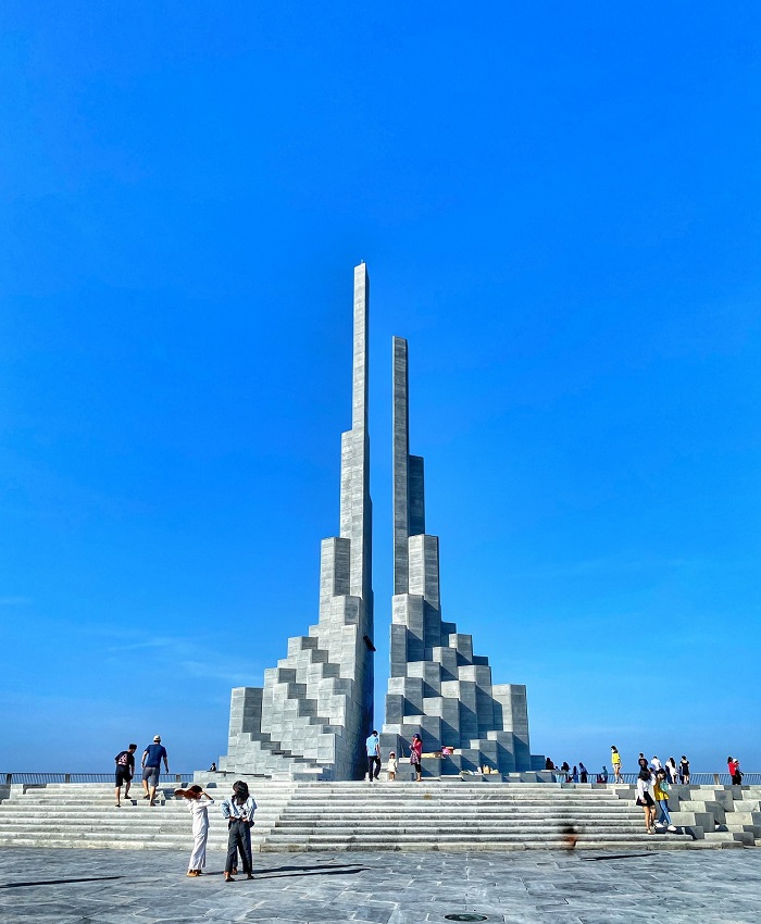 Kiến trúc của tòa tháp được lấy từ ý tưởng từ Gành Đá Đĩa và truyền thuyết “con rồng cháu Tiên”.