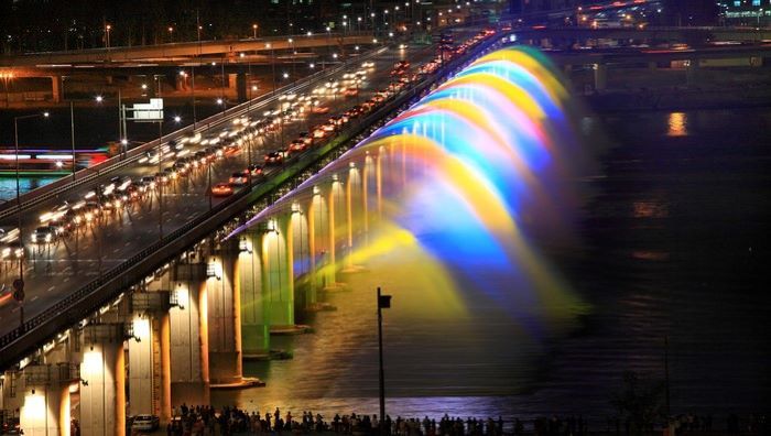 Cầu Banpo nổi tiếng với vòi phun nước sắc màu
