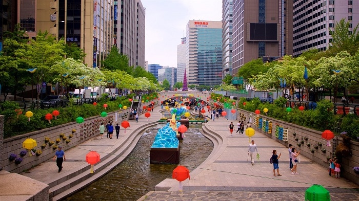 Dòng suối dài khoảng 10km uốn lượn quanh thủ đô Seoul