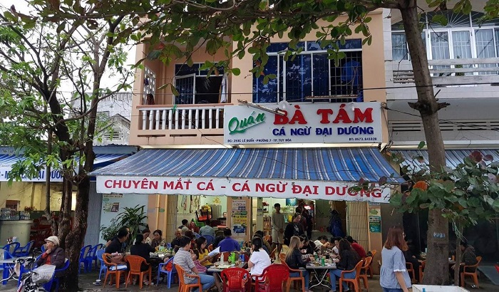 Quán Bà Tám là quán ăn bình dân nhưng lại thu hút đông đảo thực khách 