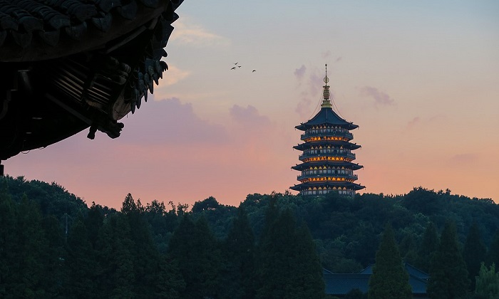Chùa Leifeng là ngôi chùa bằng đồng nhiều màu sắc lâu đời nhất ở Trung Quốc