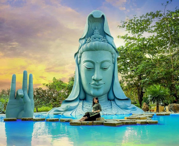  Bức tượng Đức Phật khổng lồ trong hồ nước cạn
