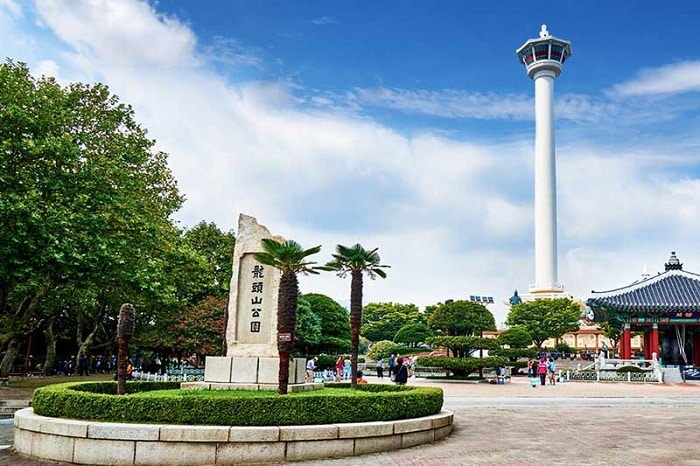 Tháp Busan cao 120m được xây dựng trong khuôn viên của công viên Yongdusan