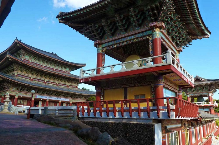 Đền Yakceonsa là ngôi đền Phật giáo lớn bậc nhất Châu Á