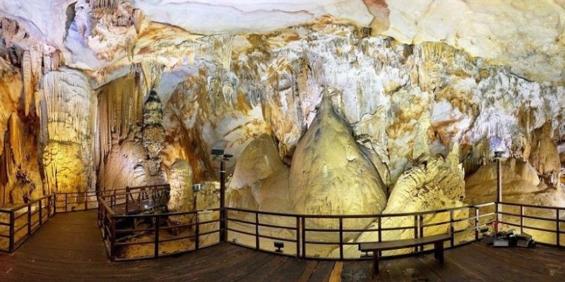 Hệ thống cầu thang trong hang động cho du khách dễ di chuyển và bảo vệ thạch nhũ
