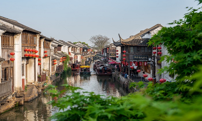 Trên con phố này có hệ thống kênh đào Shantang biến nơi đây trở thành trung tâm thương mại và giao thông đông đúc