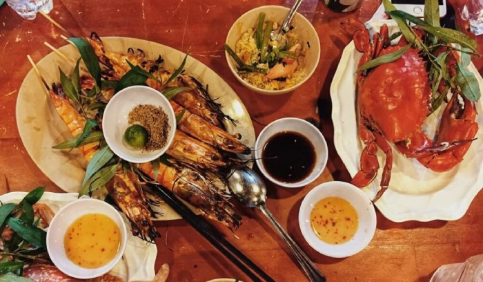 Nhà hàng Ra Khơi chuyên phục vụ các món hải sản nổi tiếng 