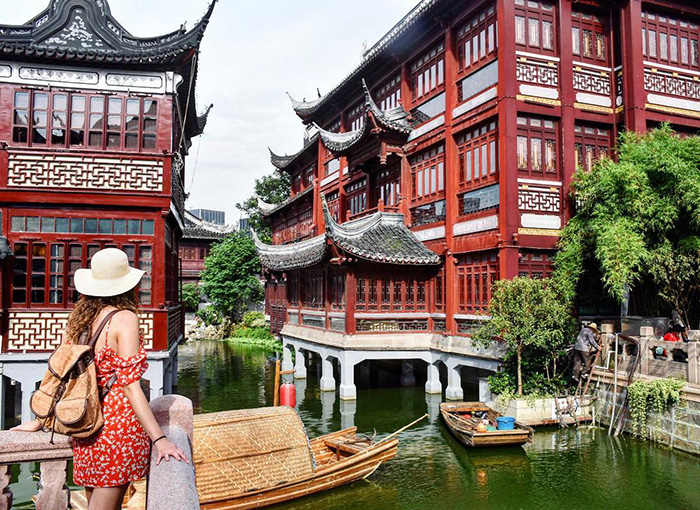 Thượng Hải sầm uất nhưng vẫn mang nét cổ kính, với kiến trúc Trung Hoa cổ, xen giữa những tòa nhà cổ kiến trúc Tây phương. 