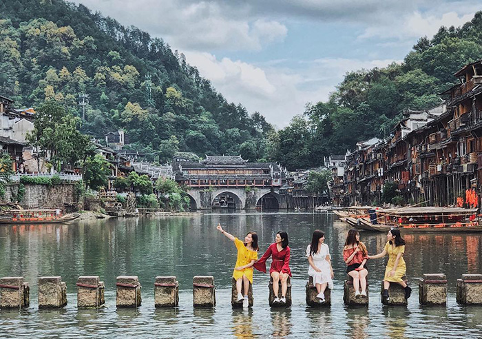 Hiện tại Khát Vọng Việt đang mở bán các tour du lịch Trung Quốc đa dạng lịch trình và thời gian cho bạn tha hồ lựa chọn với chi phí vô cùng tiết kiệm.