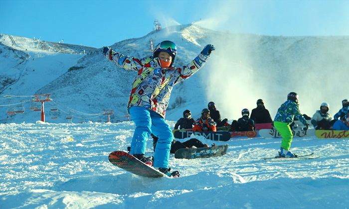 Du khách sẽ được tham gia các hoạt động trượt tuyết vô cùng mới lạ, thú vị.
