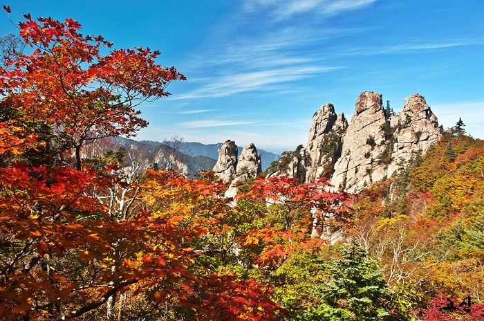 Vườn quốc gia Bukhansan nằm ở ngoại ô Seoul