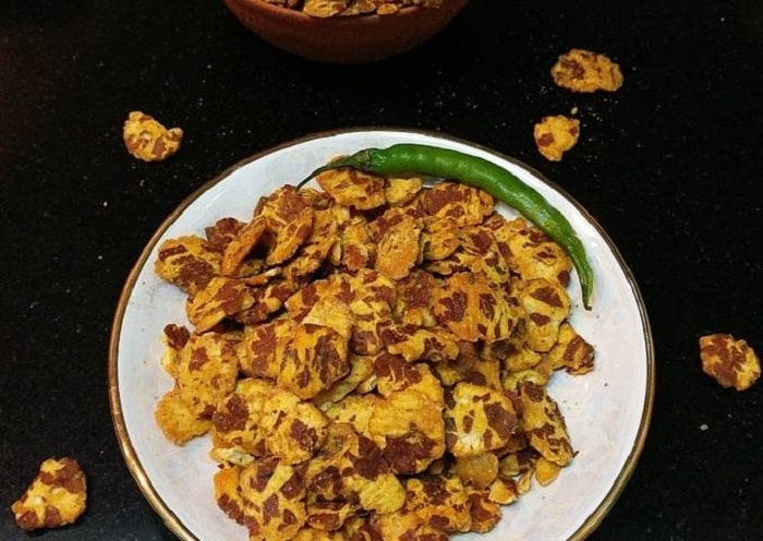 Chana Jor Garam thường được ăn kèm với các loại rau sống và sốt chua ngọt hoặc sốt tương.