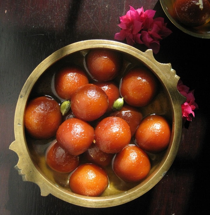 Gulab Jamun được làm từ sữa chua đặc, bột nở và đường