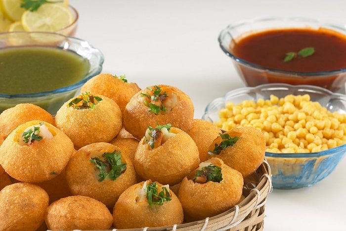 Pani Puri là một loại bánh nhỏ có màu vàng giòn bên ngoài và được nhồi nhân vào bên trong trước khi ăn