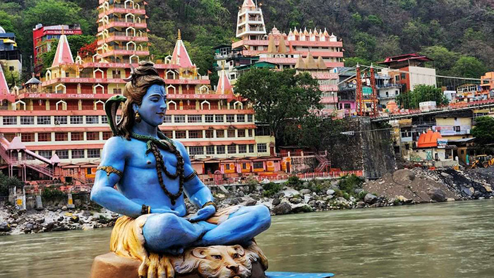 Được biết đến là “Thủ đô Yoga của thế giới” và “Cổng vào dãy Himalaya”, Rishikesh được coi là một trong những nơi linh thiêng nhất đối với người theo đạo Hindu.