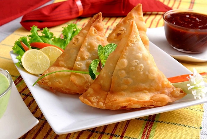 Samosa là một món ăn truyền thống và rất phổ biến trong ẩm thực Ấn Độ