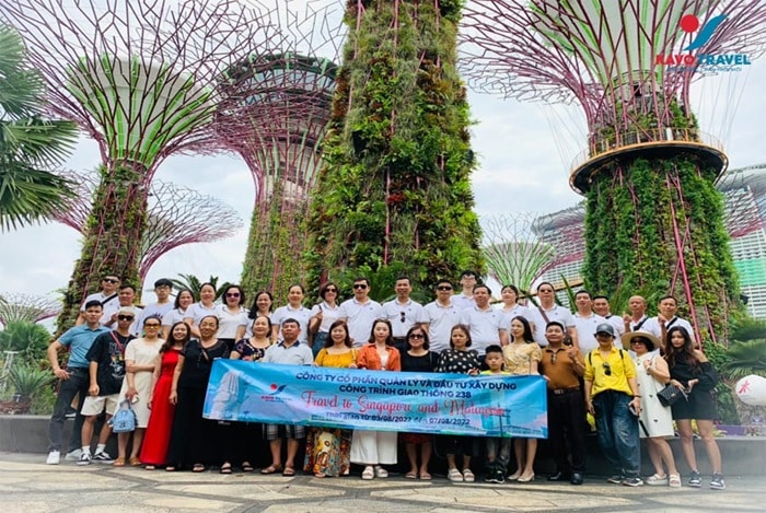 Đoàn du khách của Kavo Travel check in Gardens By The Bay trong chuyến du lịch Singapore