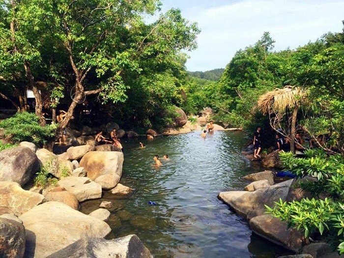 Suối Mơ Đà Nẵng nằm ở khu vực thuộc địa phận xã Hòa Ninh, huyện Hòa Vang.