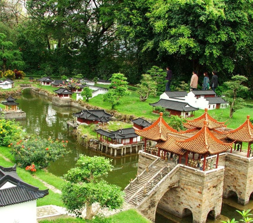 Cẩm Tú Trung Hoa - Công viên có diện tích khoảng 30ha với trên 100 mô hình lớn nhỏ. Đặc biệt, công viên còn tập trung nhiều kiến trúc, di sản, danh thắng nổi tiếng của Trung Quốc được mô phỏng với tỷ lệ 1/15 so với thực tế.